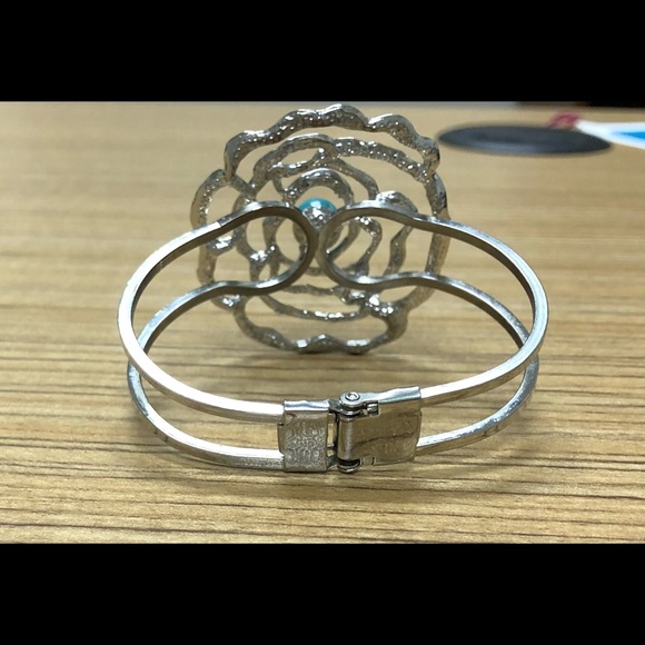 Sculpted metal hinge close bangle $$ - Picture 3 of 3